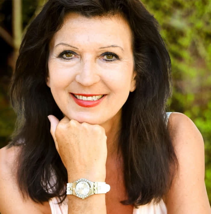 Veronika Schäfer, Heilpraktikerin in Stuttgart-Rohr, im Freien vor grünem Laub