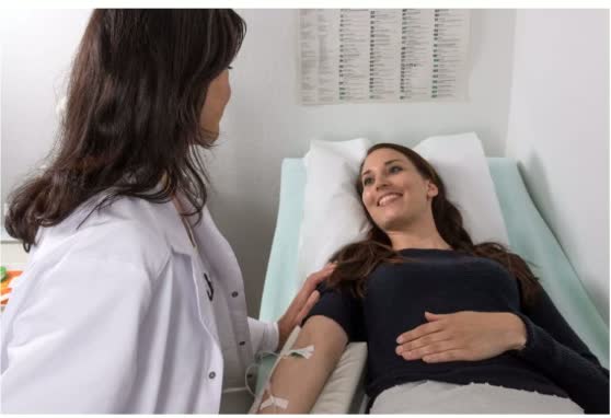 Blutentnahme zur Labordiagnostik bei einer liegenden Patientin in der Naturheilpraxis
